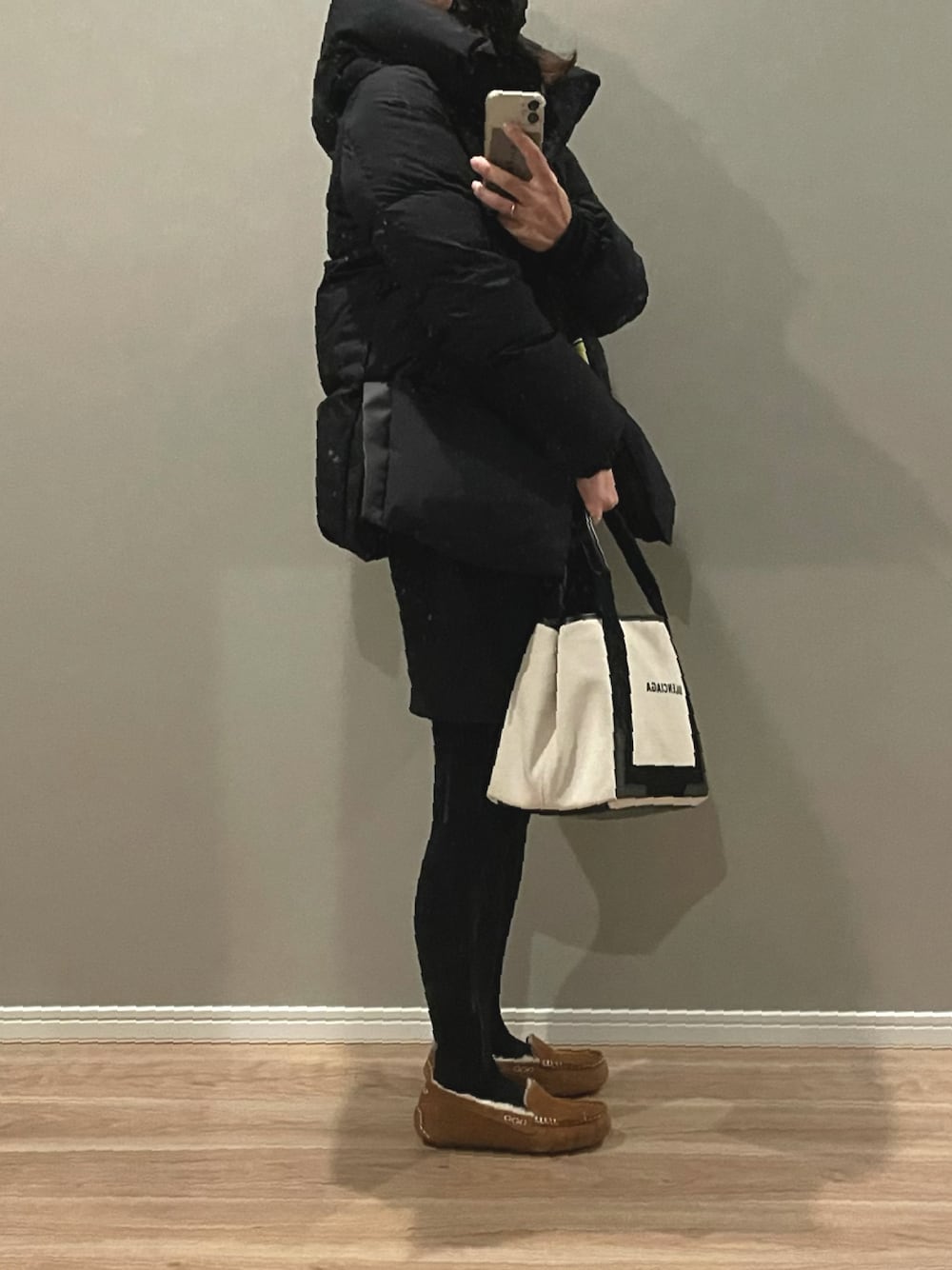 「モノトーンコーデ、UGG、モカシン、ニットスカート、タイトスカート、ダウンジャケット、大人カジュアル、冬コーデ、BALENCIAGA、キャンバストート」｜「TOMORROWLAND のHERNO PI155DL GORETEX ブルゾン（ダウンジャケット/コート、ブラック系）」を使った、a.megumiさん（レディース・160cm）の冬コーディネートの1枚目の写真