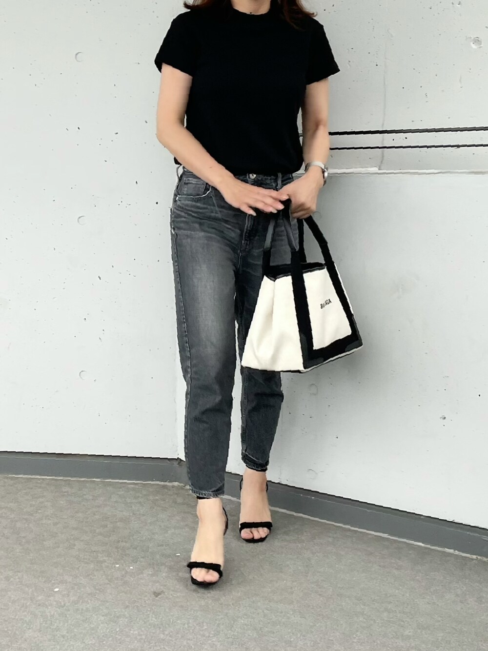 「シンプルコーデ、大人カジュアル、ブラックコーデ、ブラックデニム、GU、Tシャツ、無地T、サンダル、BALENCIAGA、ママコーデ」｜「GUのアイテム（Tシャツ/カットソー、ホワイト系）」を使った、a.megumiさん（レディース・160cm）の夏コーディネートの1枚目の写真