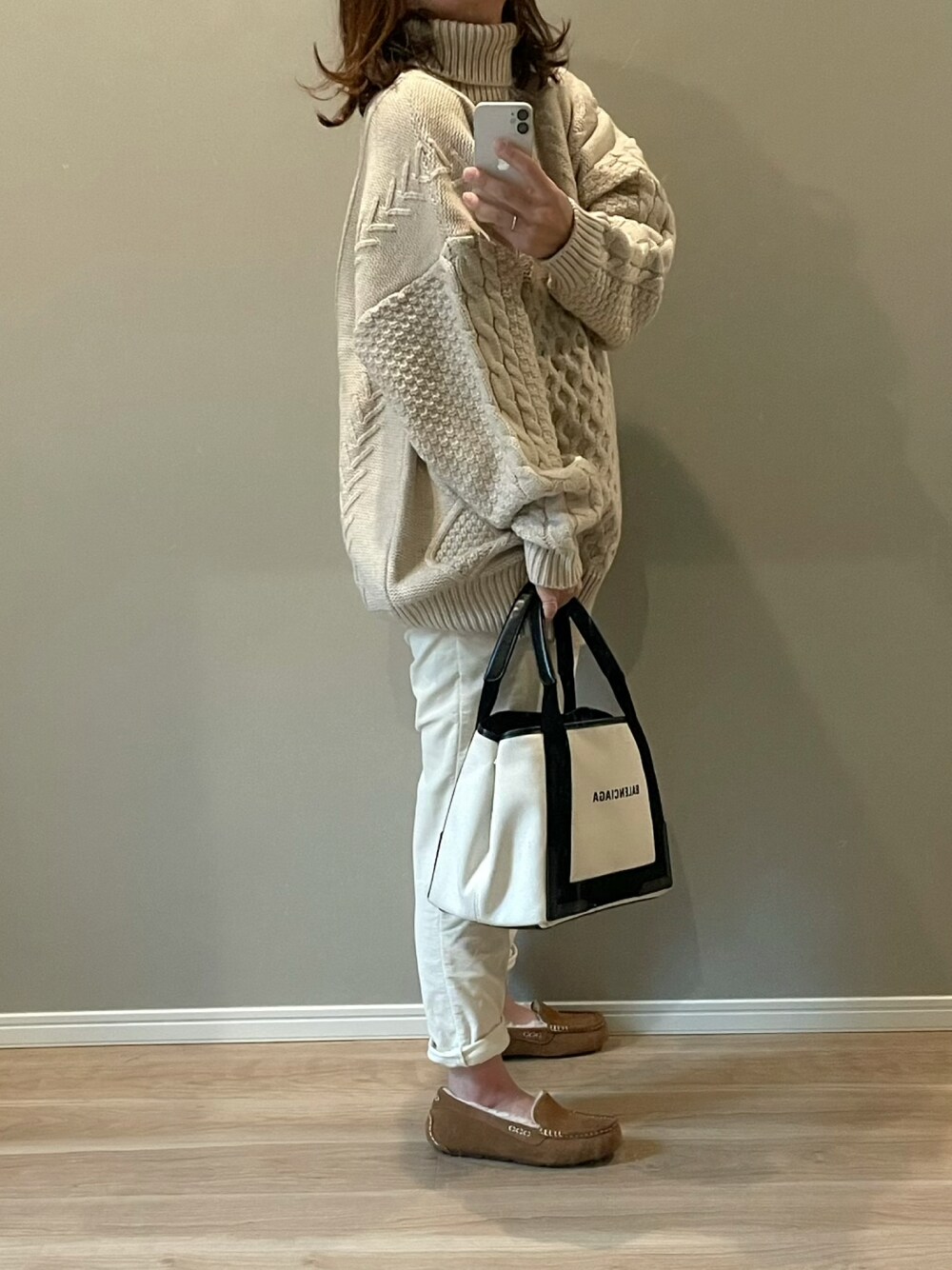 「淡色コーデ、タートルネックニット、ざっくりニット、ケーブルニット、コーデュロイ、コーデュロイパンツ、UGG、ボアモカシン、大人カジュアル、ゆるコーデ、ホワイトコーデ、おしゃれさんと繋がりたい」｜「select MOCAの2021 AW ランダムケーブルタートルニット（ニット/セーター、ホワイト系）」を使った、a.megumiさん（レディース・160cm）の冬コーディネートの1枚目の写真