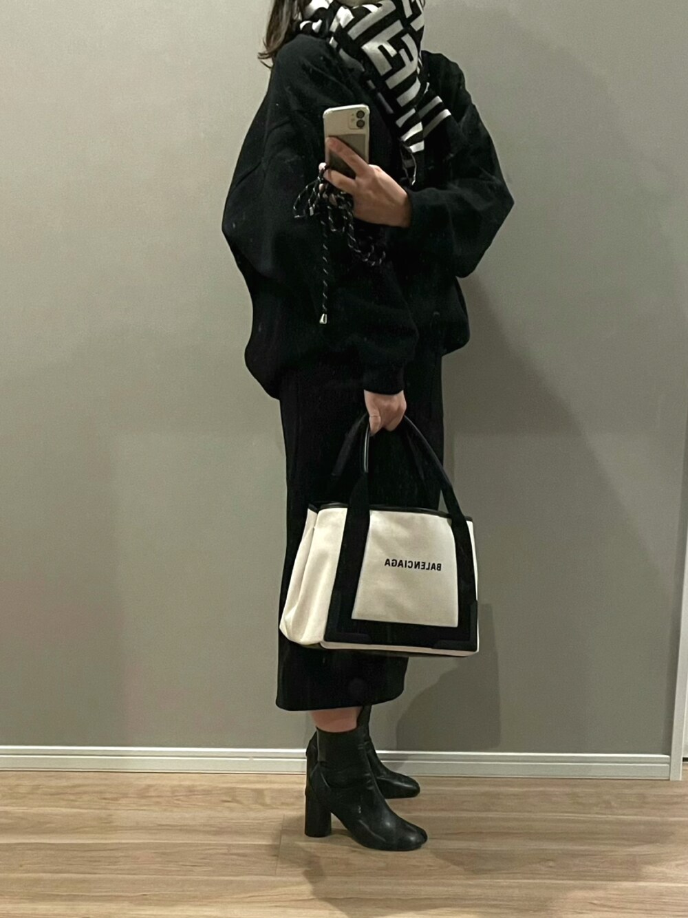 「モノトーンコーデ、タイトスカート、FENDI、BALENCIAGA、キャンバストート、マフラー、クリスマスプレゼント、ブラックコーデ、ショートブーツ、スウェット」｜「FENDIのアイテム（マフラー、ブラック系）」を使った、a.megumiさん（レディース・160cm）の冬コーディネートの1枚目の写真
