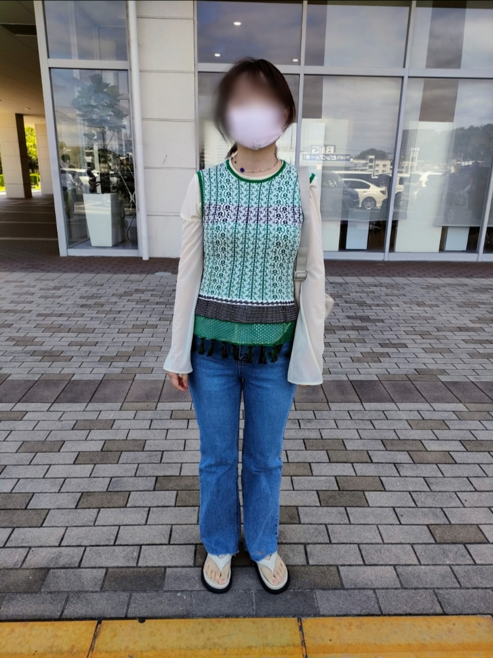 「mame、マメクロ、レイヤードスタイル、フレアデニム、トングサンダル」｜「mameのアイテム（ニット/セーター、グリーン系）」を使った、こはさん（レディース・154cm）の春コーディネートの1枚目の写真