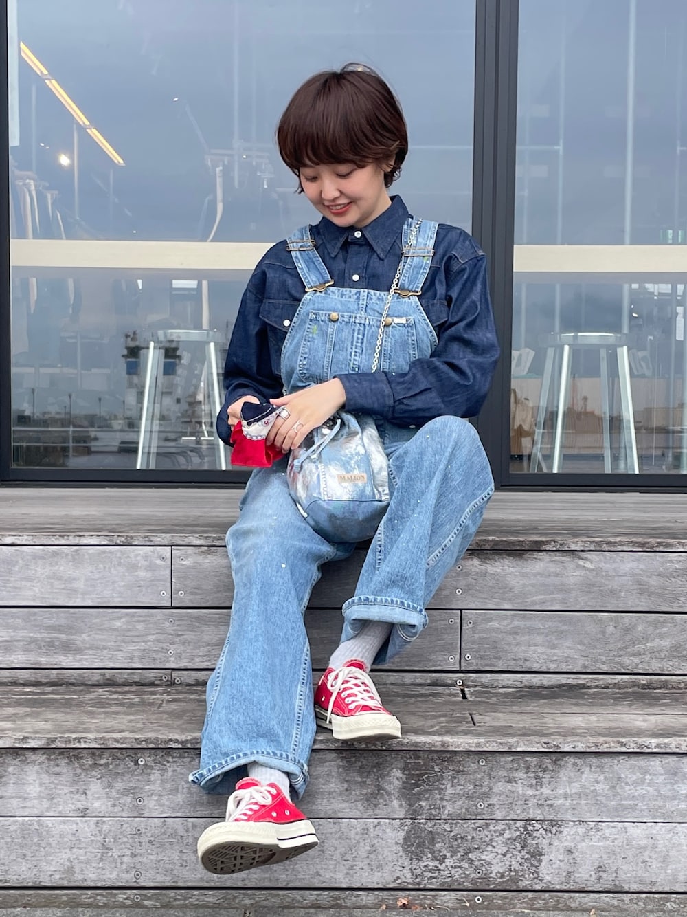 「春コーデ、デニム、デニムオンデニム、アメカジ、オールインワン、CT70s、春服みてみて、休日スタイル」｜「SLOBE IENAの【Lee /リー】VINTAGE OVERALL【洗濯機洗い】（サロペット/オーバーオール、ブルー系）」を使った、odenさん（レディース・162cm）の春コーディネートの1枚目の写真