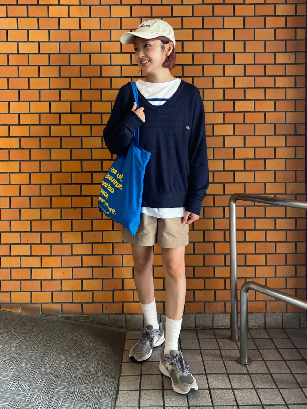 「秋服準備はじめました、秋コーデ、レイヤードスタイル、古着MIX、ボーイッシュ、ハーフパンツ、New Balance、スニーカー、キャップ、トートバッグ、ボーダー、秋っぽコーデ更新中」｜「at Dawn OAHUのアイテム（キャップ、ホワイト系）」を使った、odenさん（レディース・162cm）の秋コーディネートの1枚目の写真