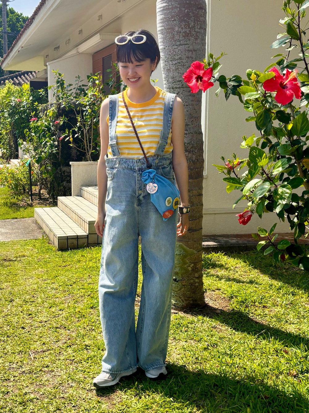 「レイヤードスタイル、夏コーデ、お出かけコーデ、イエロー、旅行、サングラス、ボーダー、マタニティ、スニーカー」｜「Spick & Spanの【MEYAME / メヤメ】 RANDAM BORDER SLEEVELESS（タンクトップ、イエロー系）」を使った、odenさん（レディース・162cm）の春コーディネートの1枚目の写真