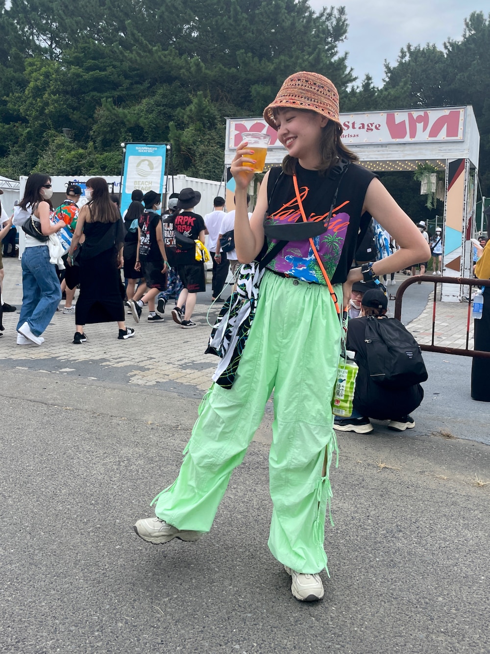 「真夏のアクティブスタイル、サマソニ、バンドT、King Gnu、白スニーカー、フェススタイル、フェスコーデ、夏フェス」｜「OVERRIDEのOVERRIDE THERMO LACE TULIP（ハット、オレンジ系）」を使った、odenさん（レディース・161cm）の夏コーディネートの1枚目の写真