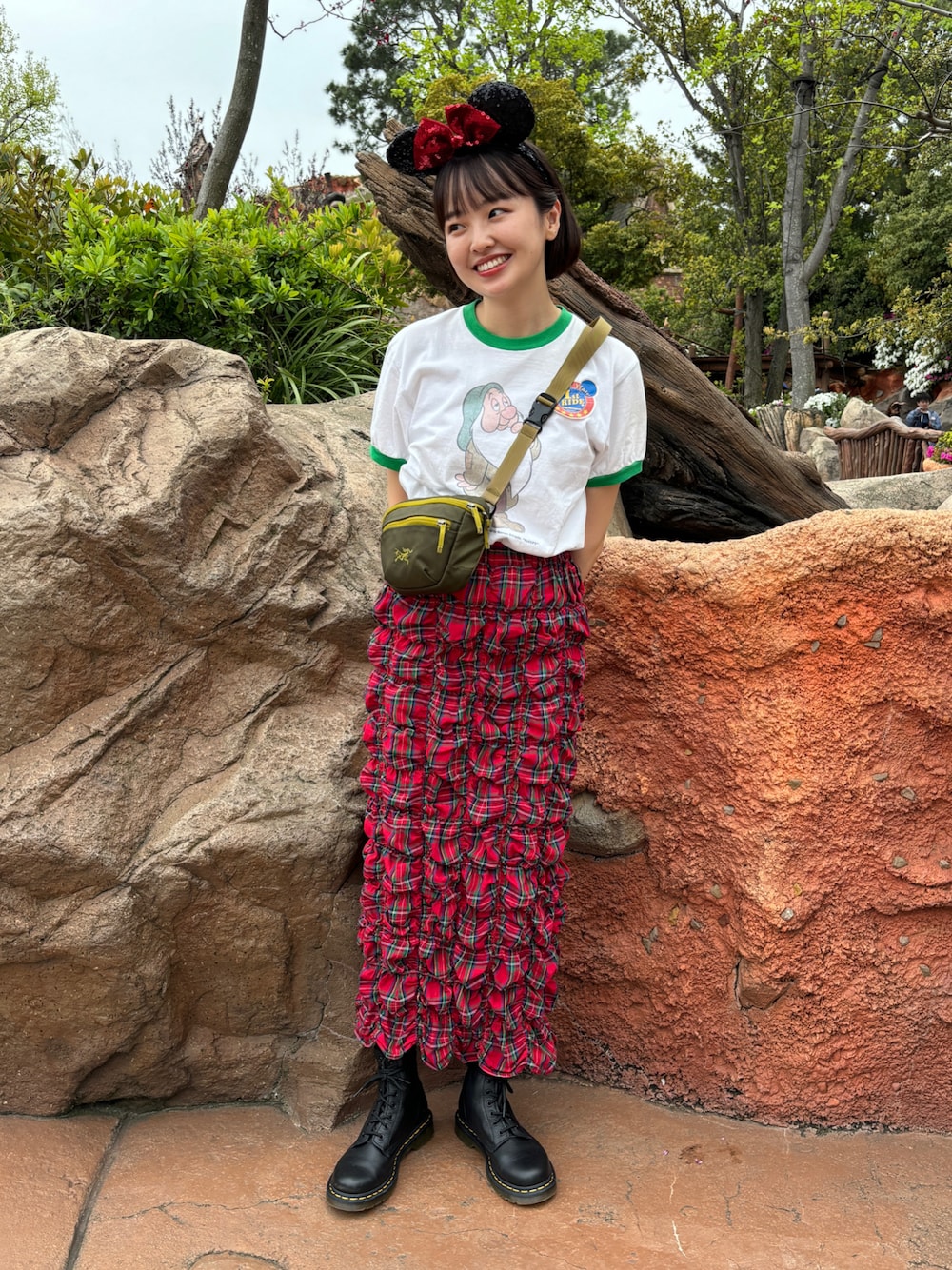 「ディズニーランド、チェック、リンガーTシャツ、夏コーデ、Dr.Martens、ブーツ、ウエストポーチ、赤、ディズニー、カジュアルコーデ、テーマパークコーデ、ディズニーコーデ、日常に魔法を」｜「fig Ｌondonのuneven skirt（スカート、レッド系）」を使った、odenさん（レディース・162cm）の春コーディネートの1枚目の写真