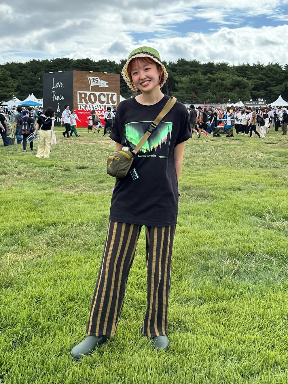 「夏コーデ、夏フェス、フェススタイル、パンツコーデ、アウトドアスタイル、ストライプ、長靴、Tシャツ、秋カラー、カーキ、ロッキン、フェスコーデ、フェス」｜「Ray BEAMSのRay BEAMS / マルチ ボーダー ペーパー ハット（ハット、グリーン系）」を使った、odenさん（レディース・162cm）の秋コーディネートの1枚目の写真