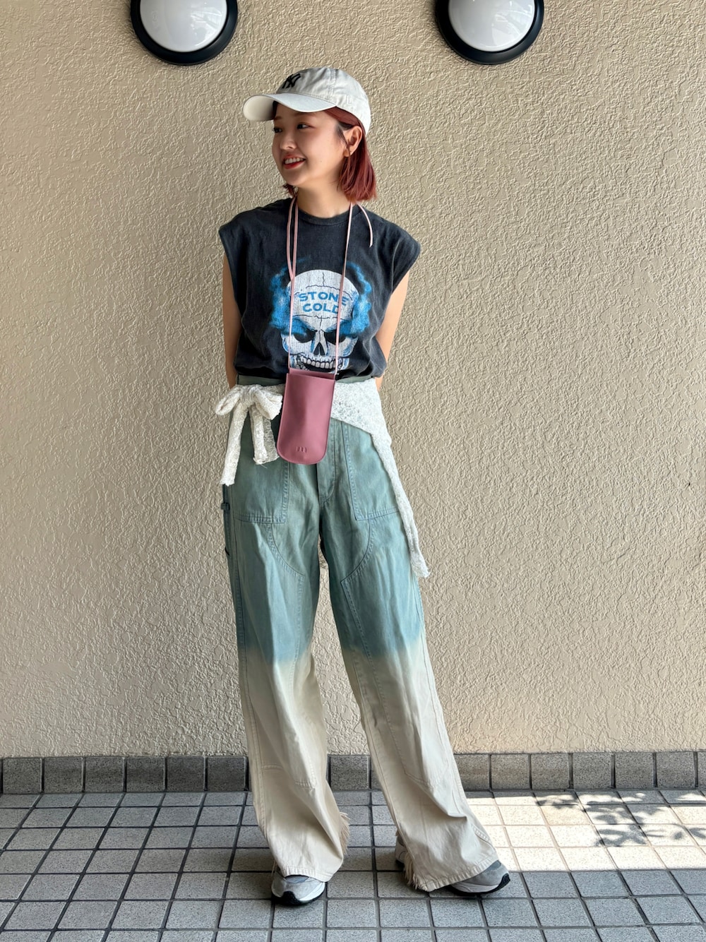 「アツいコーデ全部見せ、レイヤードスタイル、夏コーデ、カジュアルコーデ、ロック、デニム、スニーカー、New Balance、サングラス、キャップ、NEW ERA、休日スタイル」｜「URBAN OUTFITTERSのアイテム（タンクトップ、ブラック系）」を使った、odenさん（レディース・162cm）の夏コーディネートの1枚目の写真