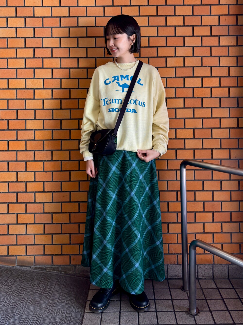 「冬コーデ、ロングスカート、チェック、スウェット、古着MIX、Dr.Martens、ショルダーバッグ、ロゴスウェット、グリーン、イエロー」｜「BRADYのBrady | COLNE MINI（ショルダーバッグ、ブラック系）」を使った、odenさん（レディース・162cm）の冬コーディネートの1枚目の写真