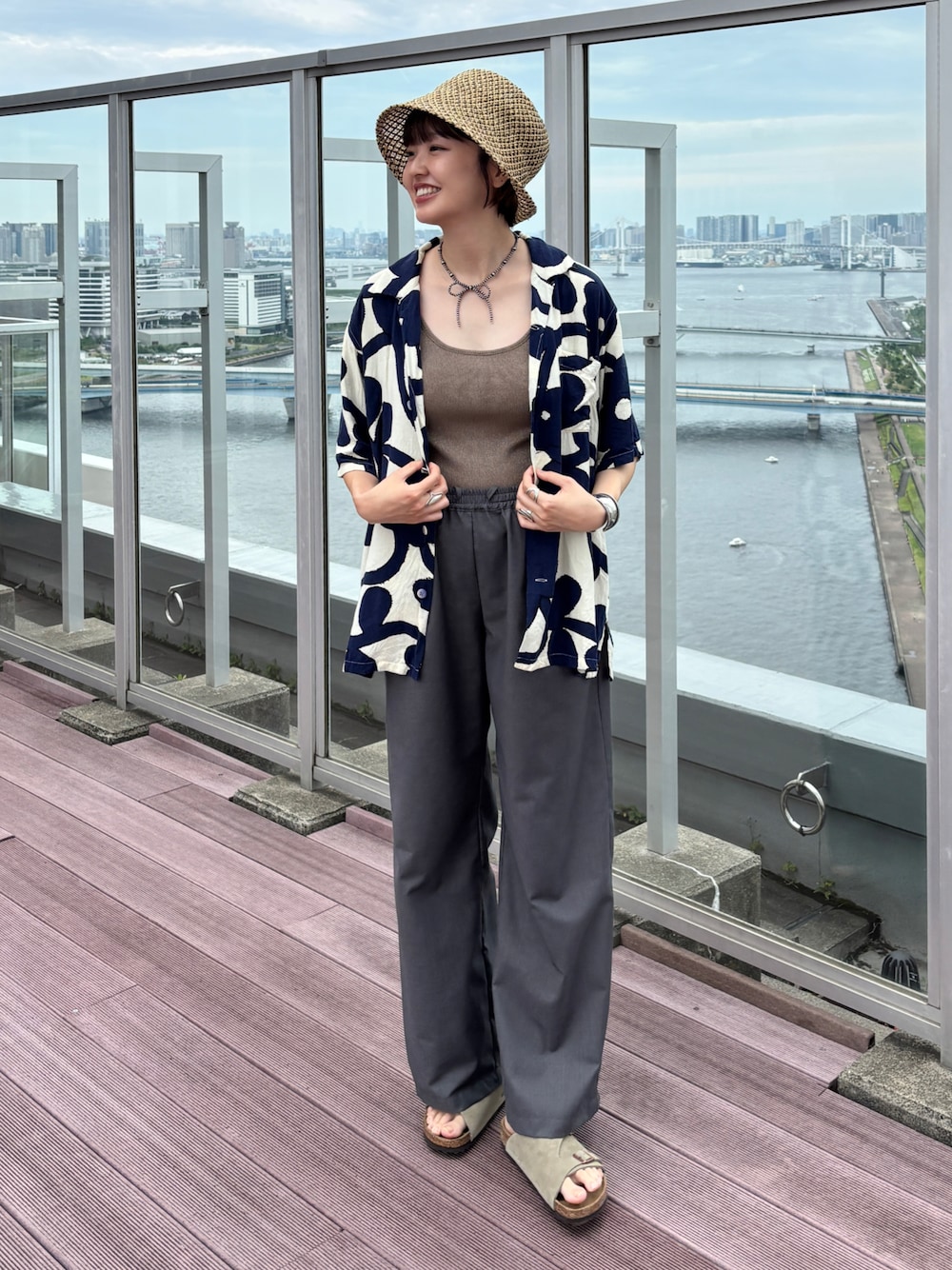 「柄シャツ、レイヤードスタイル、サンダル、夏コーデ、スラックス、シルバーアクセサリー、マタニティ、シャツスタイル、ラクチンコーデ、きれいめカジュアル、アロハシャツ、やっぱり帽子が好き」｜「TOMORROWLAND のLa Maison de Lyllis CLOCHE ジュートハット（ハット、ベージュ系）」を使った、odenさん（レディース・162cm）の春コーディネートの1枚目の写真