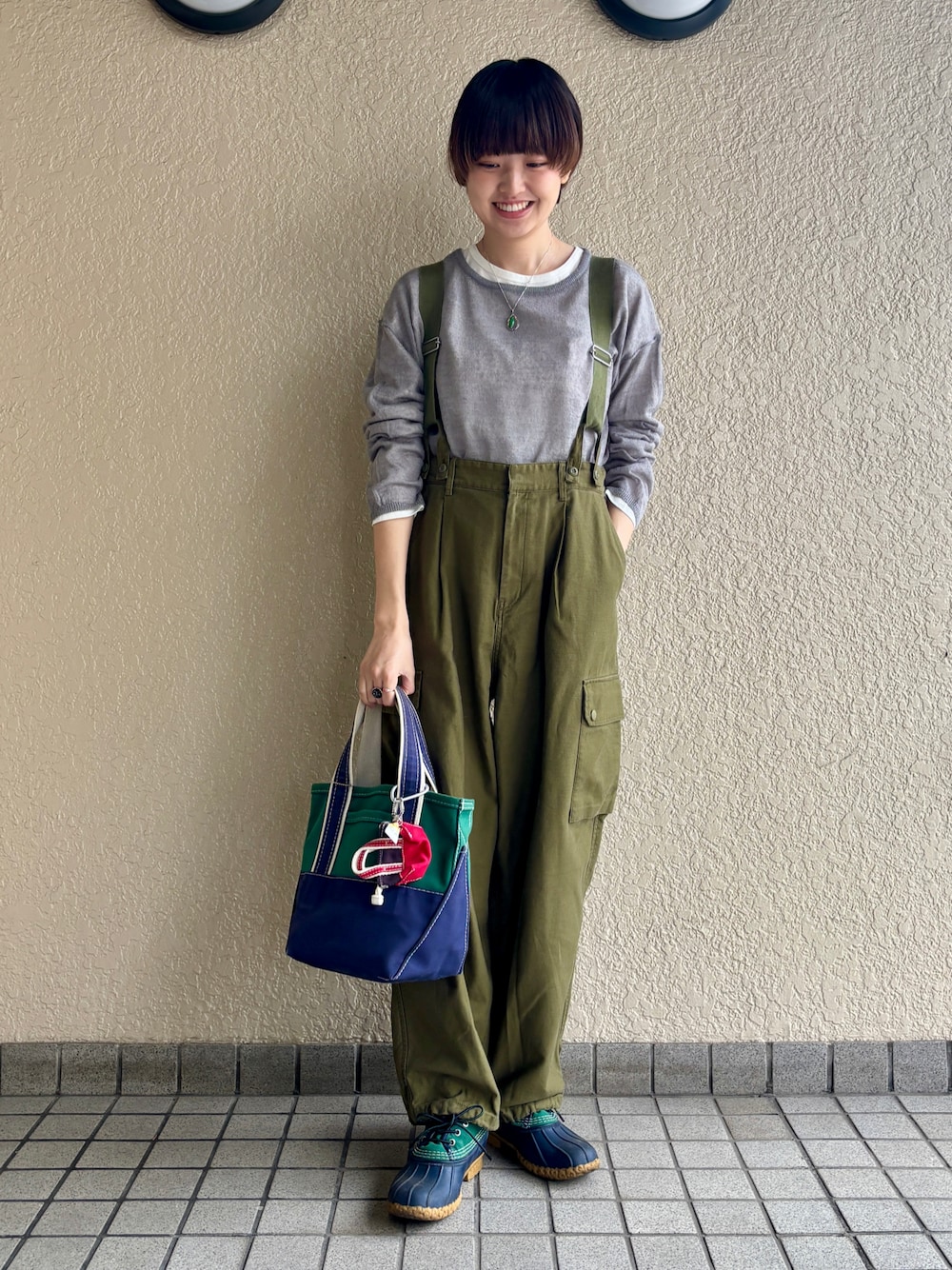 「メンズライク、レイヤードスタイル、サロペット、ビーンブーツ、l.l.bean、アースカラー、春コーデ、古着MIX」｜「JOURNAL STANDARD relumeの《追加/2枚セット》シアーモヘヤMIX Tシャツレイヤードプルオーバー（ニット/セーター、グレー系）」を使った、odenさん（レディース・162cm）の春コーディネートの1枚目の写真