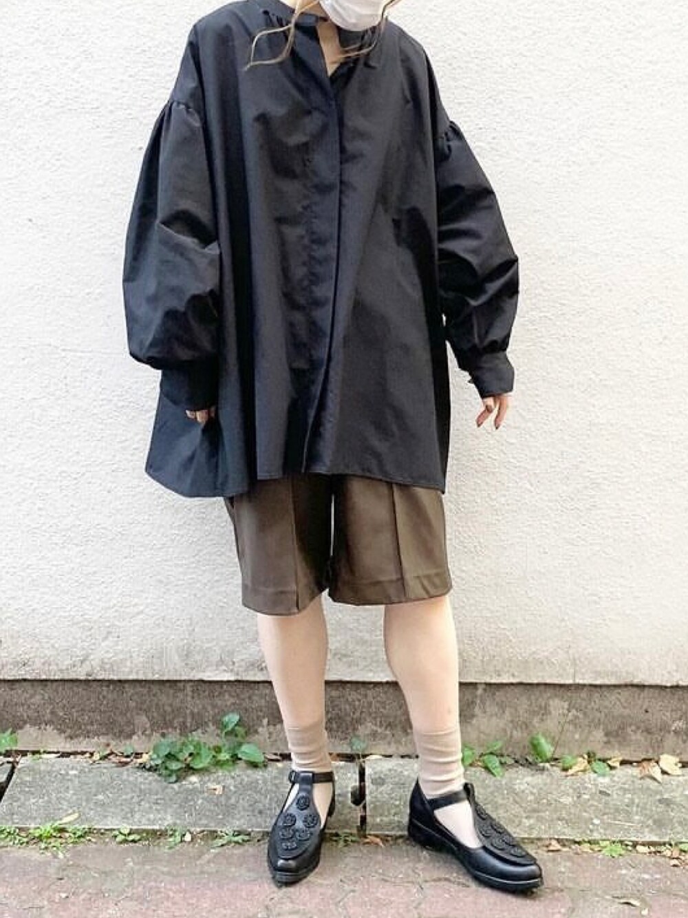 「ハーフパンツ、レザーパンツ、シャツコーデ」｜「TOKYO BOPPERのアイテム（シューズ、ブラック系）」を使った、も こ さん（レディース・156cm）の秋コーディネートの1枚目の写真