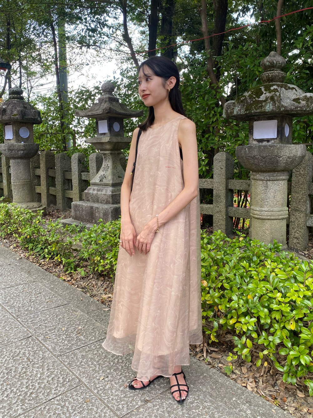 「夏コーデ、オトナカワイイ、ノースリーブ、ノースリーブワンピース、今日のコーデ、今日の服、シアーワンピース、ラクチンコーデ」｜「KOBE LETTUCEのTラインストラップサンダル（サンダル、ブラック系）」を使った、𝒌𝒂𝒆𝒅𝒆さん（レディース・160cm）の夏コーディネートの1枚目の写真