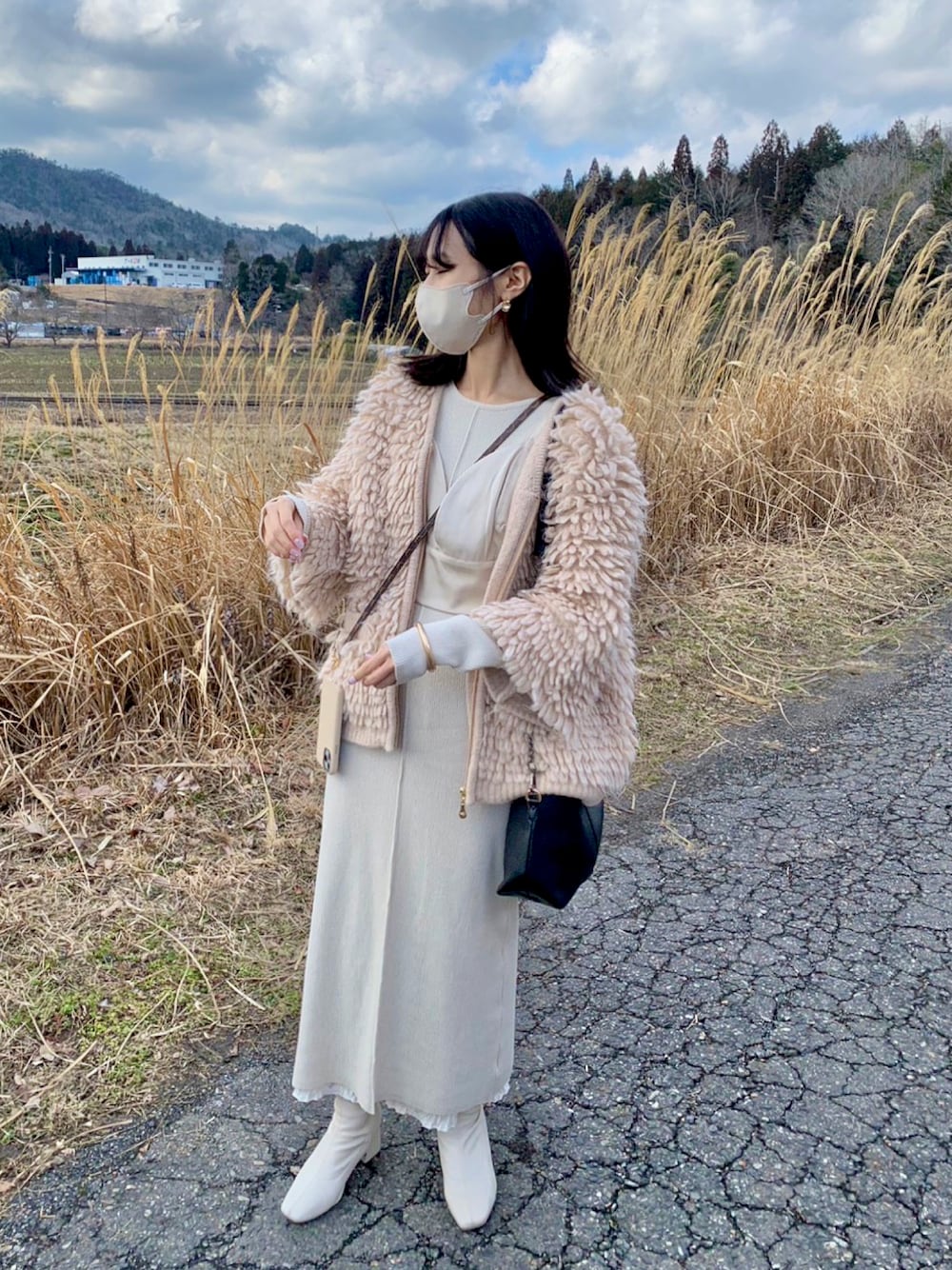 「春服デビュー宣言、オトナ女子、おでかけコーデ、ワンピース、ワントーンコーデ、ループカーディガン、レイヤードスタイル、レイヤード」｜「Solaceのアイテム（トップス、ホワイト系）」を使った、𝒌𝒂𝒆𝒅𝒆さん（レディース・160cm）の春コーディネートの1枚目の写真