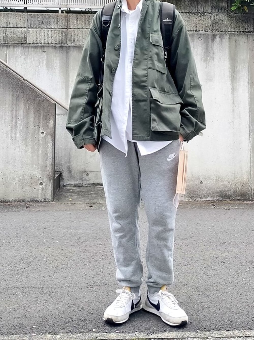 「休日スタイル、ナイキ」｜「NIKEの【NIKE】スウェットジョガーパンツ（その他パンツ、グレー系）」を使った、永瀬さん（メンズ・160cm）の春コーディネートの1枚目の写真