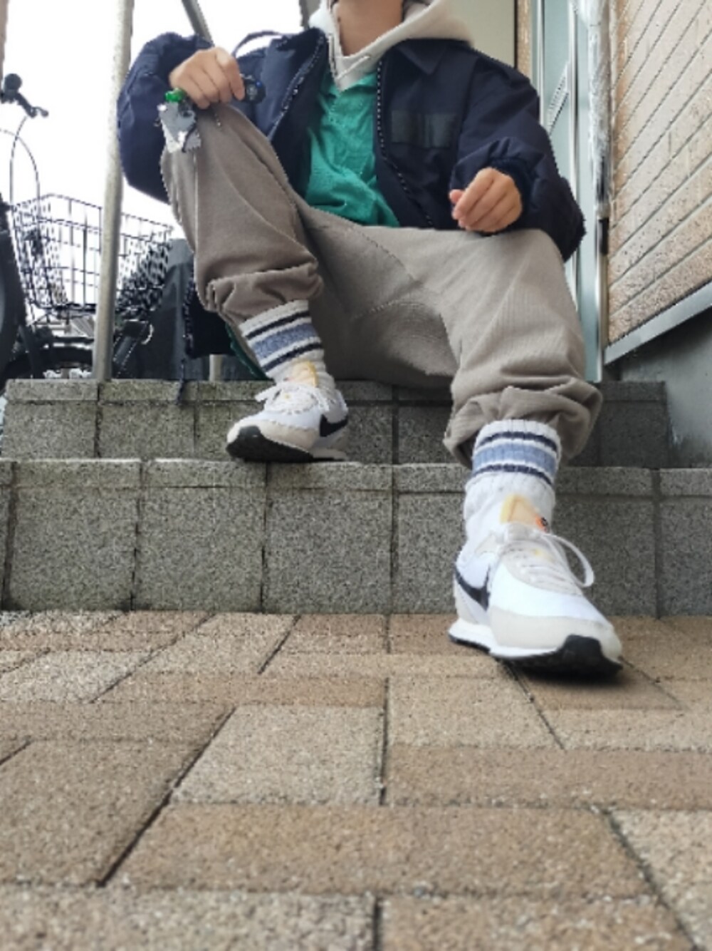 「秋冬コーデ、ソックスイン、スウェットパンツ、NIKE、FREAK’Ｓ STORE、ミリタリー」｜「NIKEのNIKE/ナイキ ナイキチャレンジャーOG/チャレンジャー（スニーカー、ホワイト系）」を使った、永瀬さん（メンズ・160cm）の冬コーディネートの1枚目の写真
