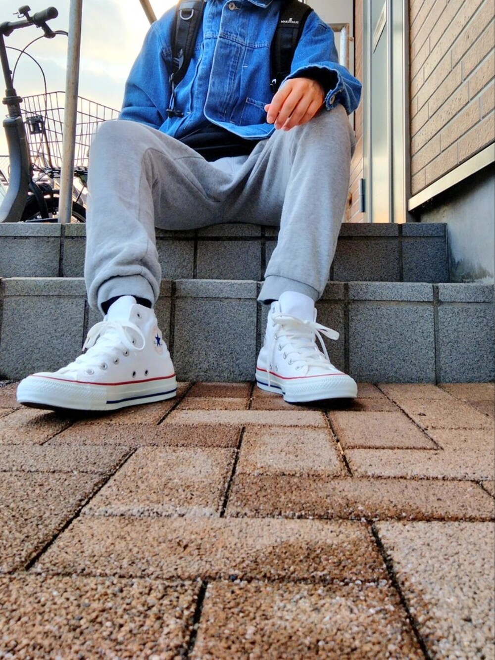 「カジュアルコーデ、デニムジャケット、低身長コーデ、スウェットパンツ、converse」｜「CONVERSEのCONVERSE CANVAS ALL STAR HI 32060181/32060183（スニーカー、ホワイト系）」を使った、永瀬さん（メンズ・160cm）の春コーディネートの1枚目の写真