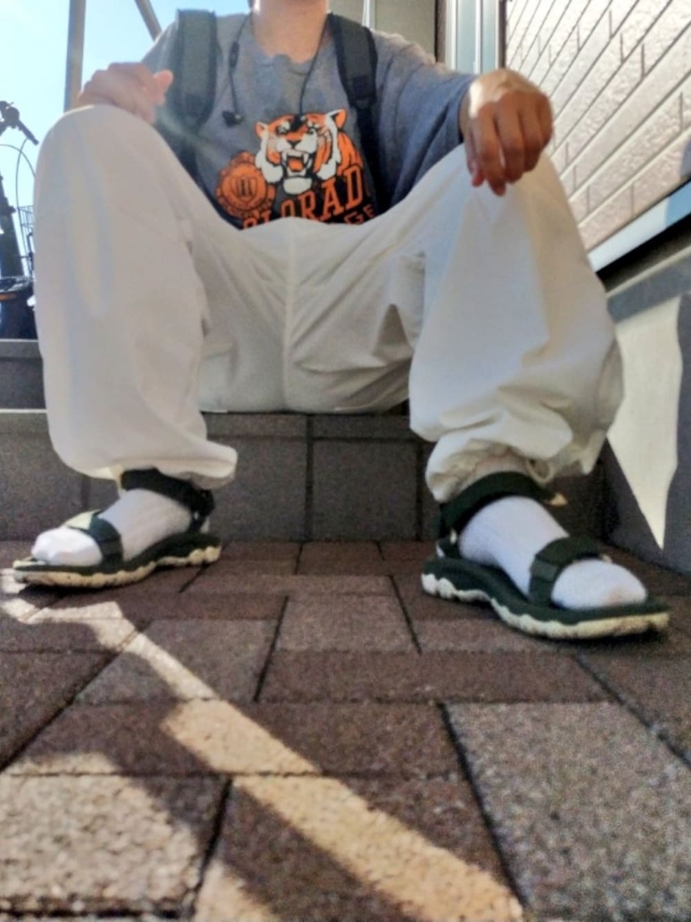 「今日のコーデ、スノーパンツ、ミリタリー、古着、ゆったりコーデ」｜「８(eight)のオーバースノーパンツ（カーゴパンツ、ホワイト系）」を使った、永瀬さん（メンズ・160cm）の夏コーディネートの1枚目の写真