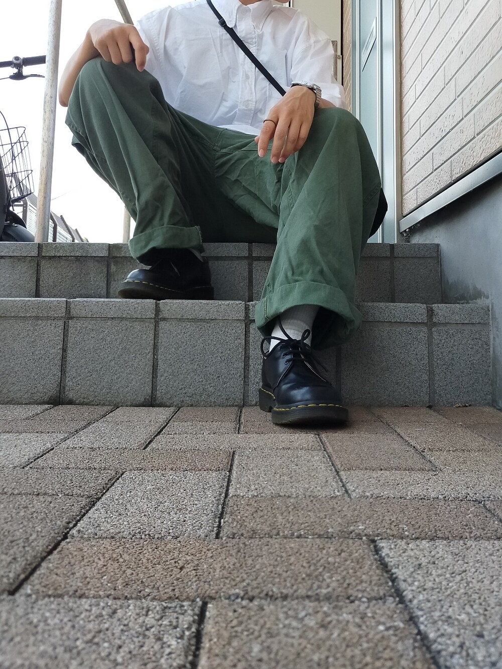 「Dr.Martens、ミリタリー、ユニクロ、カーゴパンツ」｜「Dr. MartensのDr.Martens　1461 LACE UP（その他シューズ、ブラック系）」を使った、永瀬さん（メンズ・160cm）の夏コーディネートの1枚目の写真
