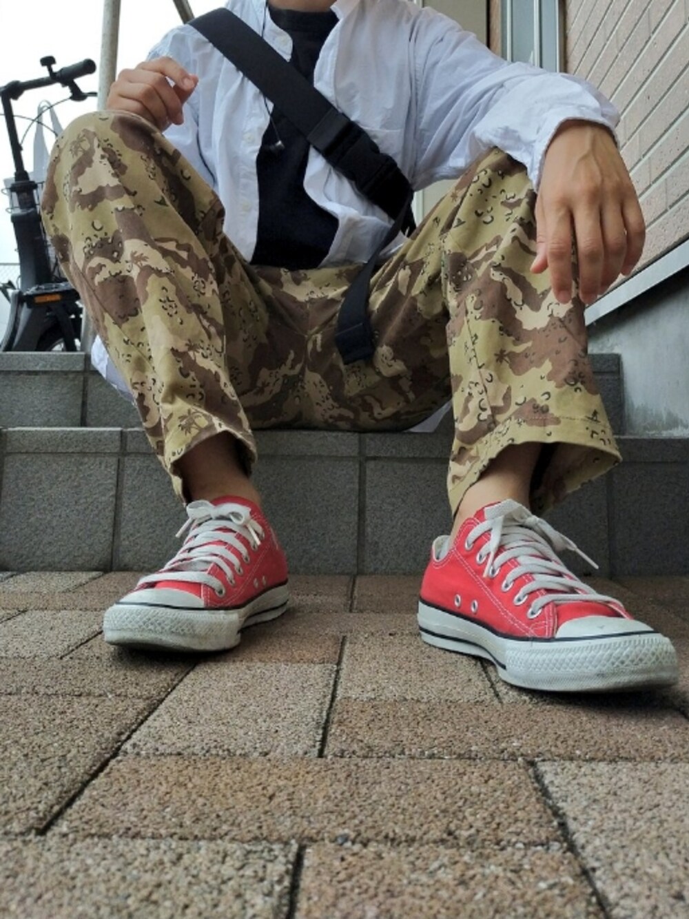 「今日のコーデ、ラフ、ユニクロ、カモフラ、コンバース」｜「CONVERSEの【CONVERSE/定番】CANVAS ALLSTAR OX 32160（スニーカー、レッド系）」を使った、永瀬さん（メンズ・160cm）の夏コーディネートの1枚目の写真