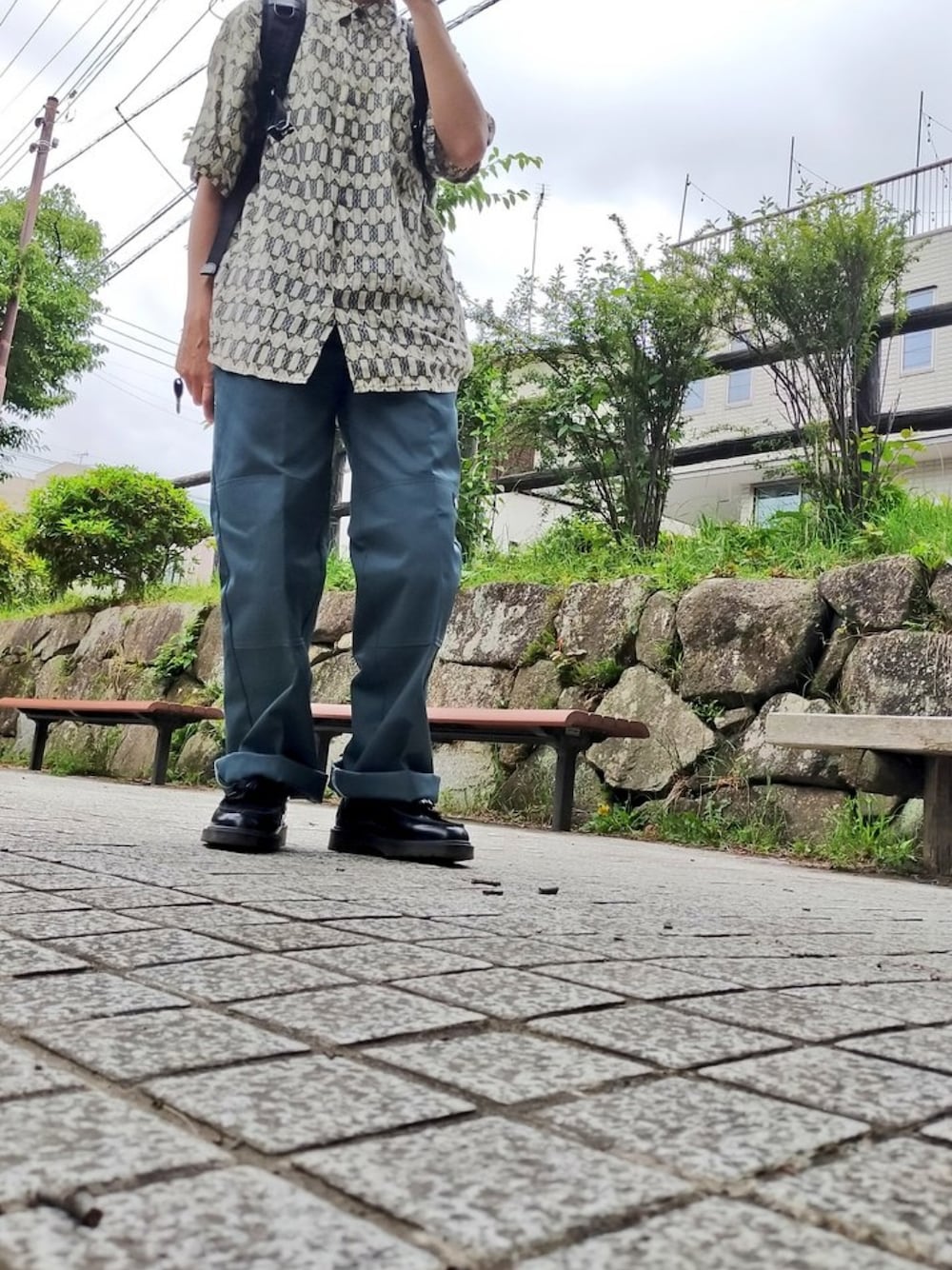 「古着、Dickies874、ダブルニー、柄シャツ」｜「DickiesのDickies/ディッキーズ LOOSE FIT ダブルニー センタープレス ワークパンツ（チノパンツ、グリーン系）」を使った、永瀬さん（メンズ・160cm）の夏コーディネートの1枚目の写真