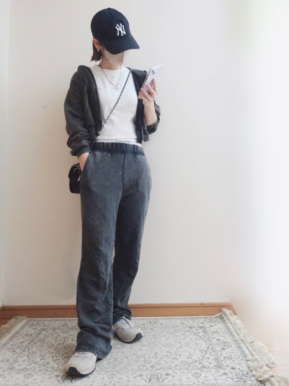 ホワイト系のTシャツ/カットソー、ブラック系のスウェット、ブラック系のパンツを着用したレディースの春コーディネートの1枚目の写真