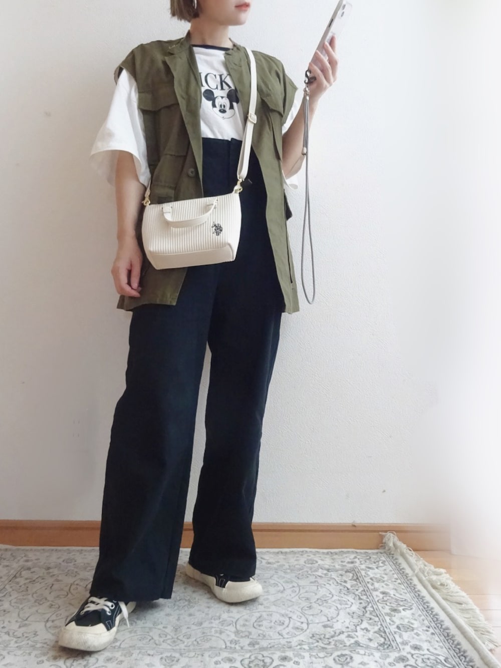 ホワイト系のTシャツ/カットソー、ブラック系のサロペット/オーバーオール、ブラック系のシューズを着用したレディースの秋コーディネートの1枚目の写真