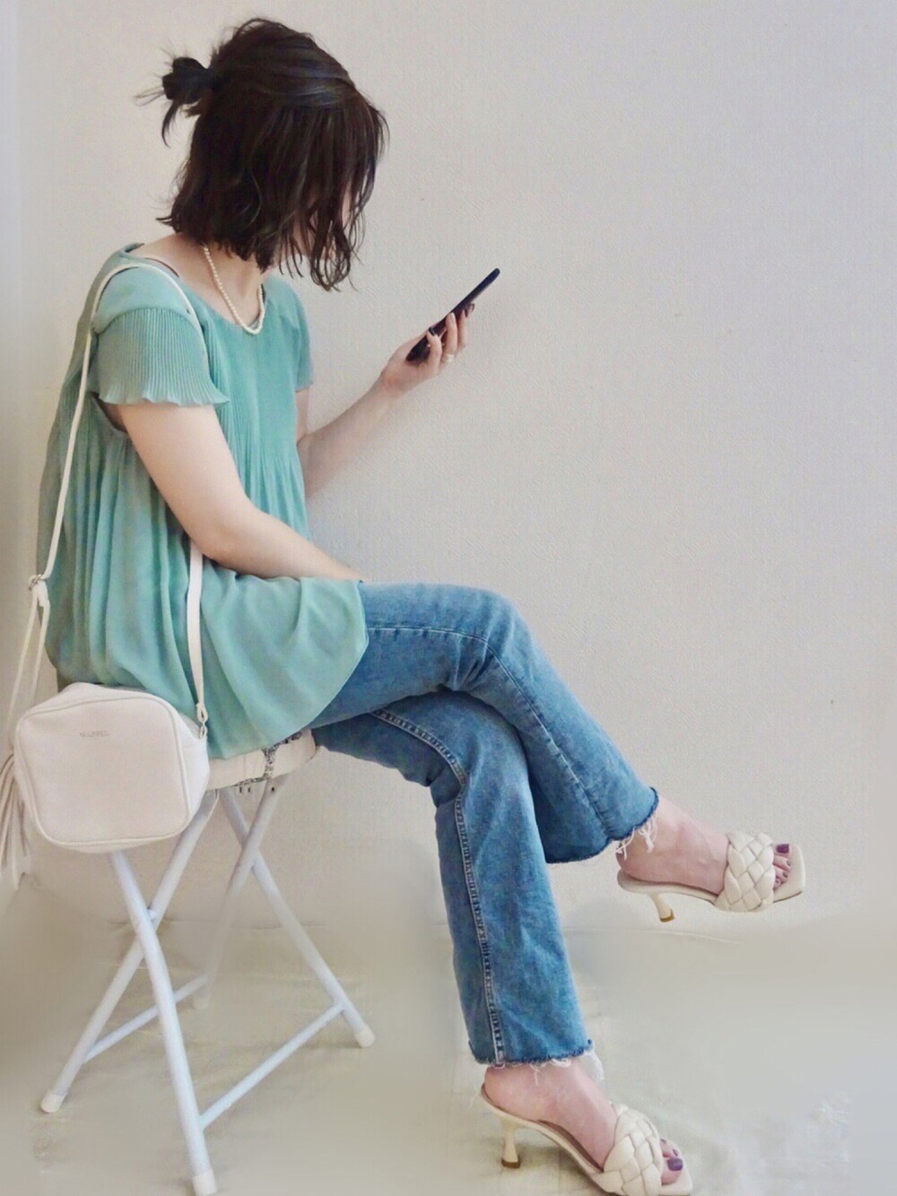 グリーン系のシャツ/ブラウス、ブルー系のデニムパンツを着用したレディースの夏コーディネートの1枚目の写真
