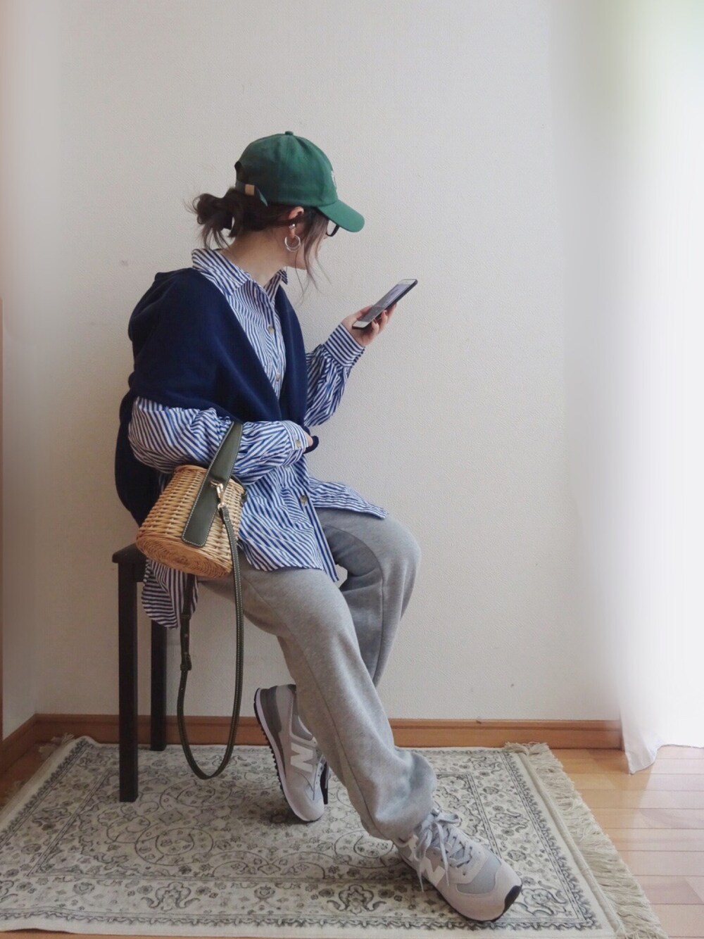 ブルー系のシャツ/ブラウス、ブルー系のスウェット、グレー系のその他パンツを着用したレディースの春コーディネートの1枚目の写真