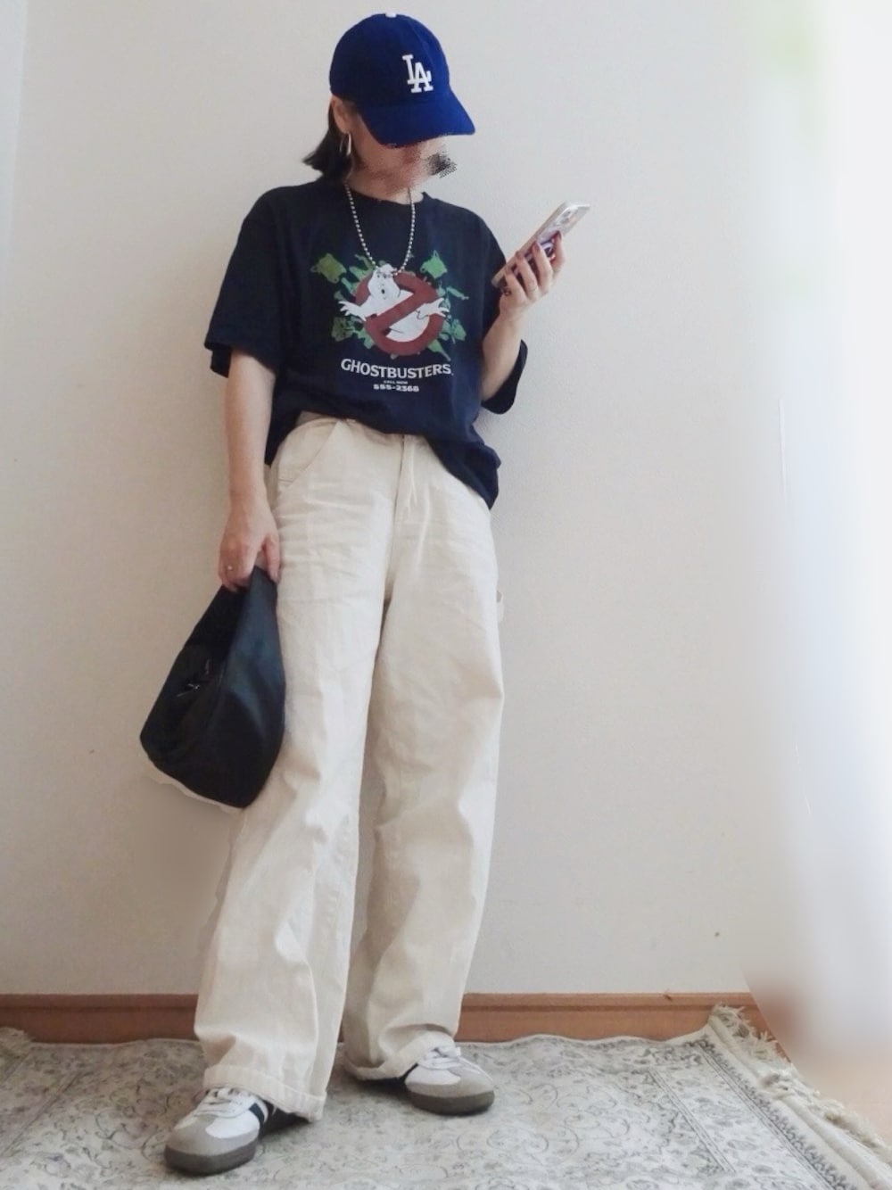 ホワイト系のスニーカー、ホワイト系のデニムパンツ、ブルー系のキャップを着用したレディースの夏コーディネートの1枚目の写真