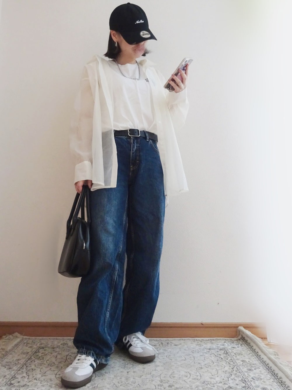 ホワイト系のスニーカー、ブラック系のトートバッグ、ホワイト系のシャツ/ブラウスを着用したレディースの夏コーディネートの1枚目の写真