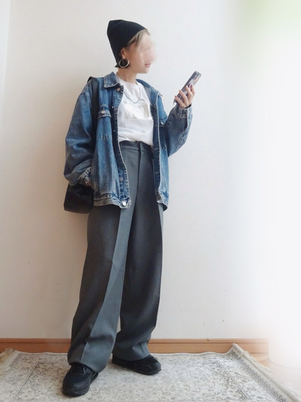 「秋コーデ、デニムジャケット、GU、スラックス、秋服コーデ、LOWRYS FARM、レザーバッグ、カジュアル、大人カジュアル、ビーニー、hellam、ロンT」｜「GUのアイテム（スウェットパンツ、グレー系）」を使った、☆FAIRY☆さん（骨格ウェーブ・レディース・156cm）の秋コーディネートの1枚目の写真