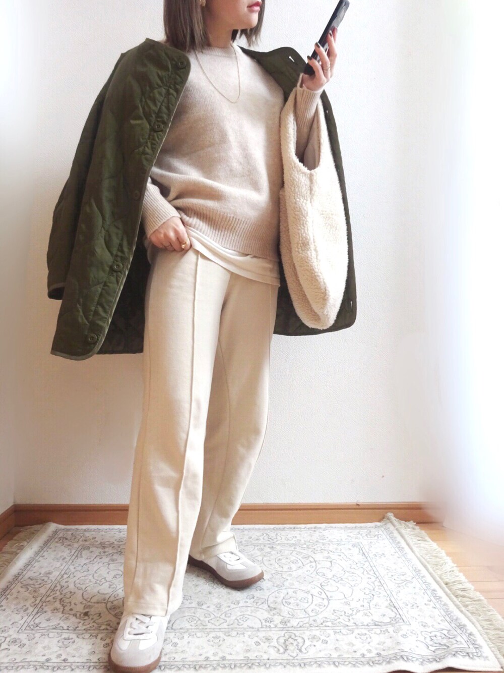 ホワイト系のニット/セーター、ホワイト系のスウェットパンツ、ホワイト系のスニーカーを着用したレディースの冬コーディネートの1枚目の写真