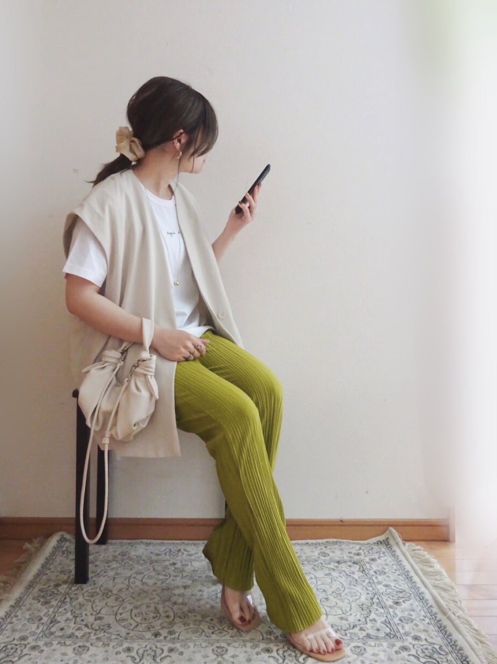 ホワイト系のTシャツ/カットソー、ブルー系のスラックス、グレー系のベストを着用したレディースの春コーディネートの1枚目の写真