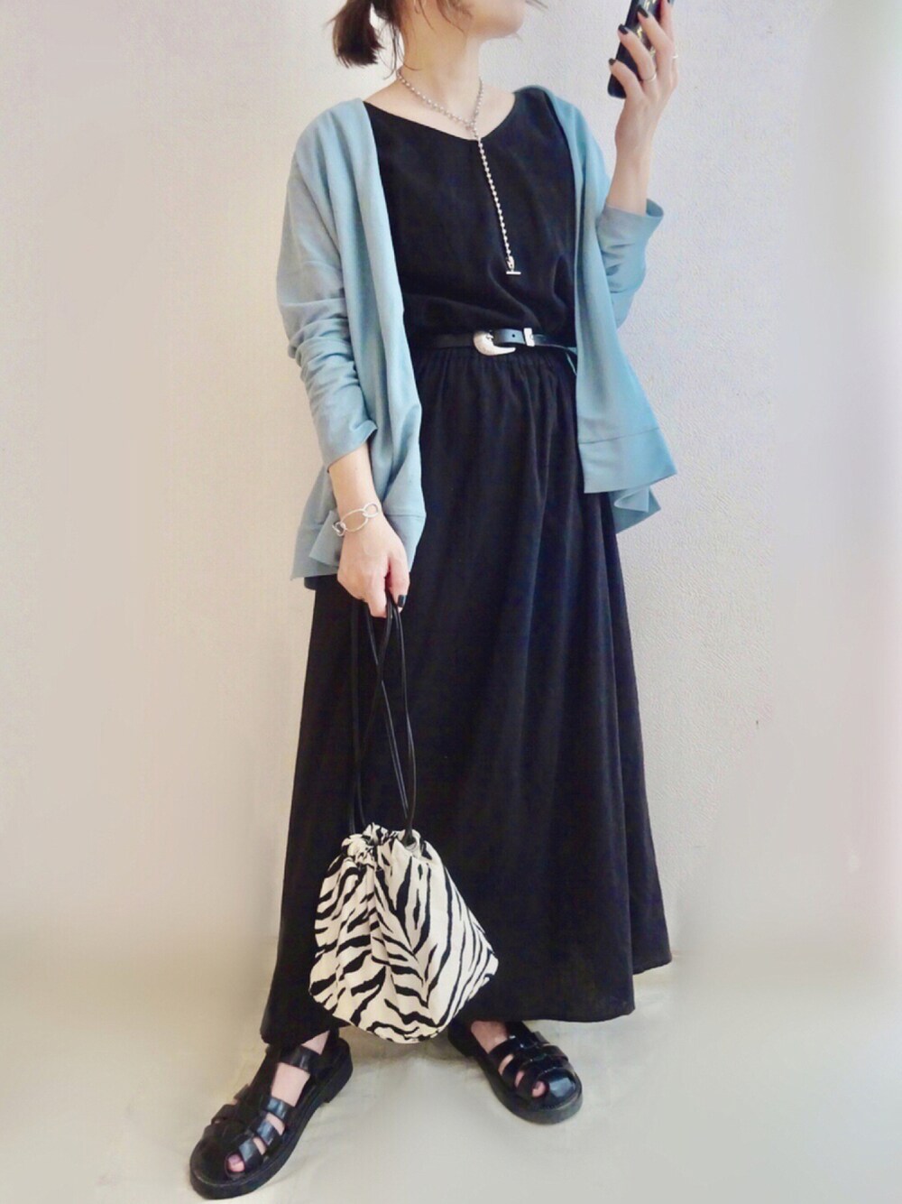 ブルー系のカーディガン/ボレロ、その他のショルダーバッグ、ブラック系のサンダルを着用したレディースの夏コーディネートの1枚目の写真
