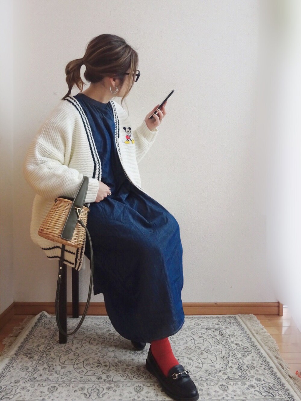 ブルー系のワンピース、ベージュ系のバッグ、ブラック系のローファーを着用したレディースの春コーディネートの1枚目の写真