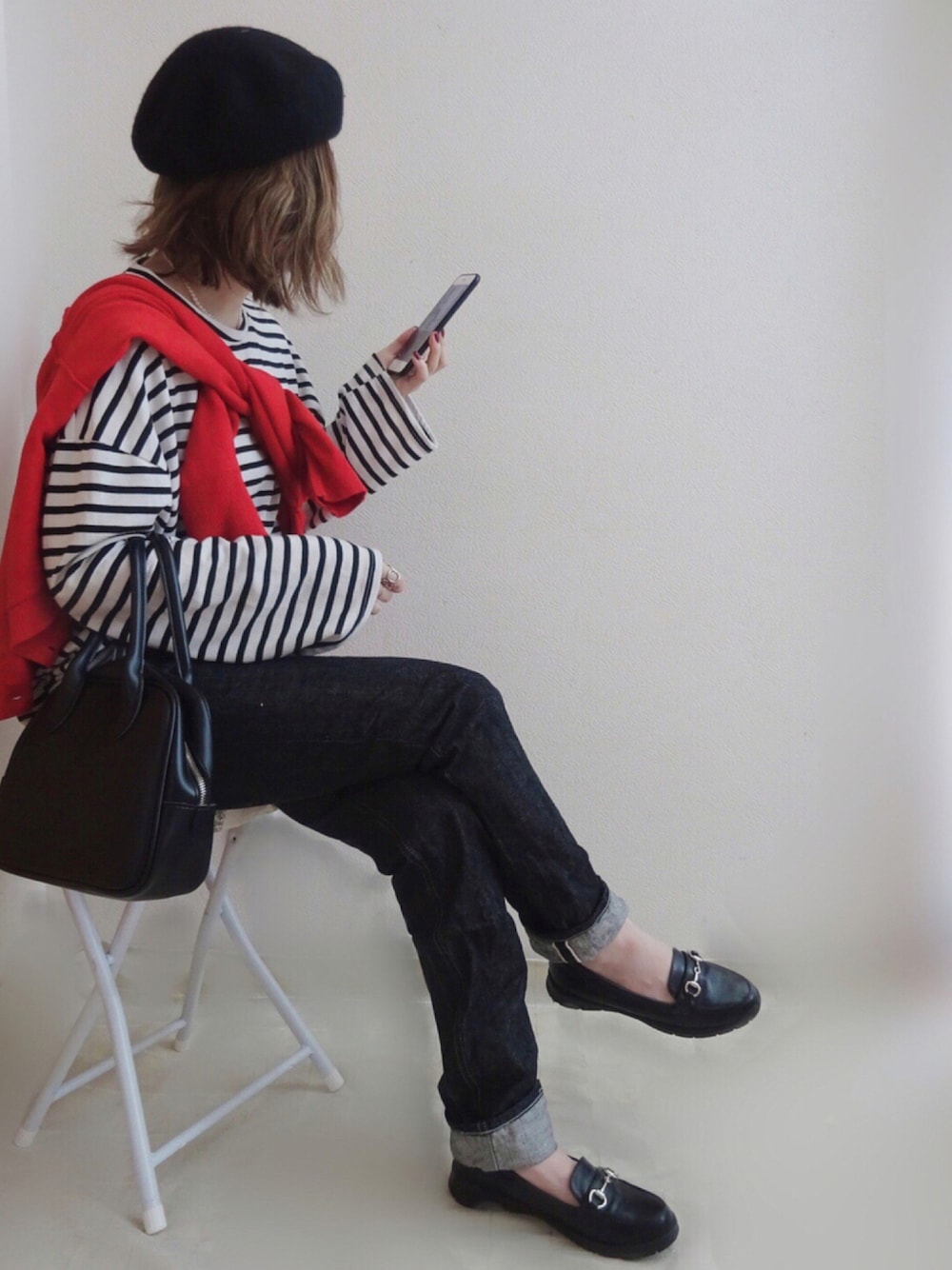 ブラック系のTシャツ/カットソー、ブラック系のトートバッグ、ブラック系のデニムパンツを着用したレディースの秋コーディネートの1枚目の写真