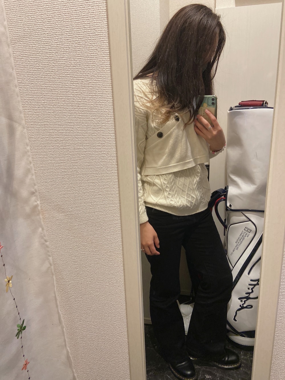 「オトナカジュアル、白黒、ニット、黒パンツ、ドクターマーチン、アズールバイマウジー(AZUL by moussy)、ジーユー、ブーツ、春コーデ、冬コーデ、白ニット、スニーカー」｜「Dr. Martensの２６６６４００１（ブーツ、ブラック系）」を使った、ERIKOさん（レディース・163cm）の春コーディネートの1枚目の写真