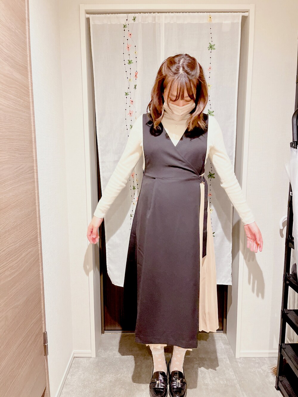 「スカジャン、春コーデ、大人かわいい、デート、大人コーデ、フリル、妊婦コーデ、靴下屋、レース靴下、UNIQLO、白ニット、しまむら、エナメルシューズ、キレイめ、おんなのこ」｜「milk teaのアイテム（ジャンパースカート、ブラック系）」を使った、ERIKOさん（レディース・163cm）の春コーディネートの1枚目の写真