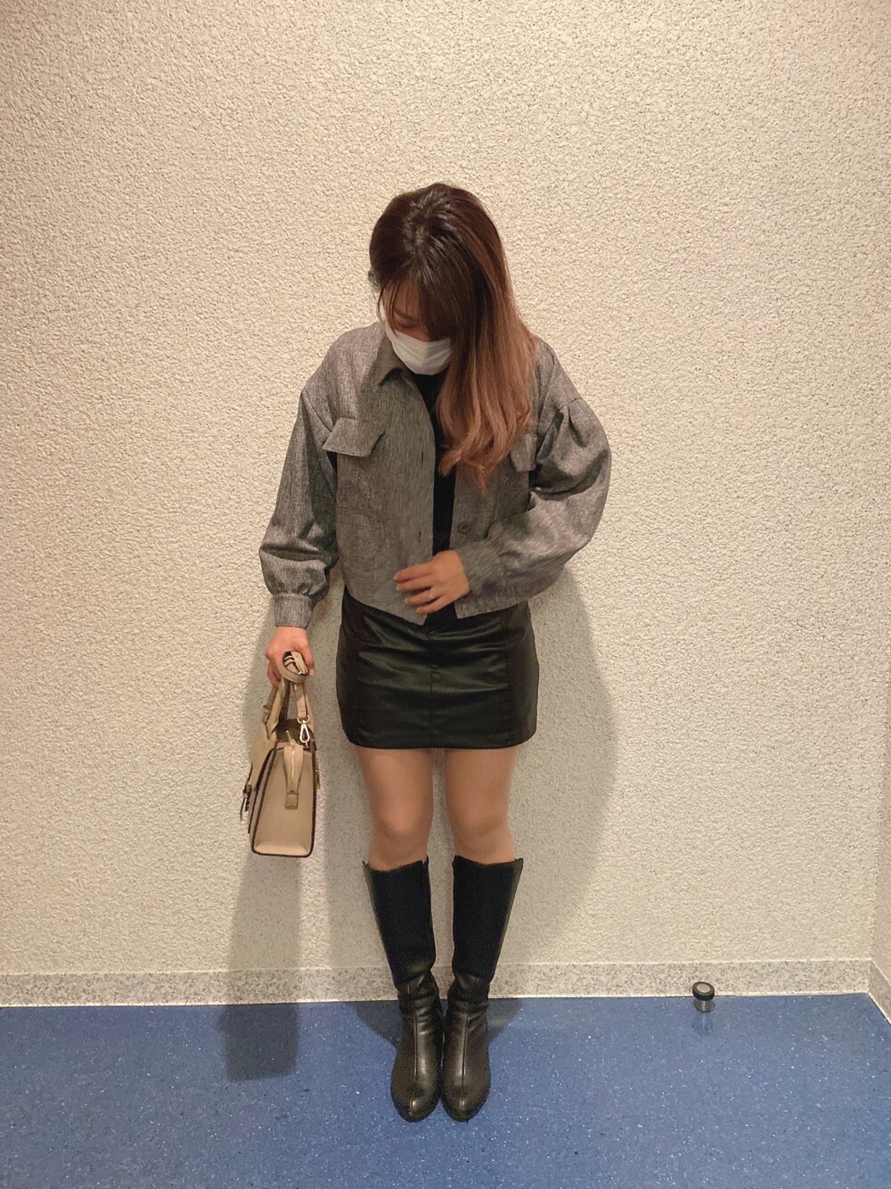 「秋冬コーデ、シンプルコーデ、大人カジュアル、４℃、AZUL、UNIQLO、しまむら、&chouette、ブラック、グレー、タートルネック、ロングブーツ、ZARA、ミニスカート、キレイめ」｜「& chouetteのオトナミューズフラップベルトハンドバッグ（ハンドバッグ、ベージュ系）」を使った、ERIKOさん（レディース・163cm）の秋コーディネートの1枚目の写真