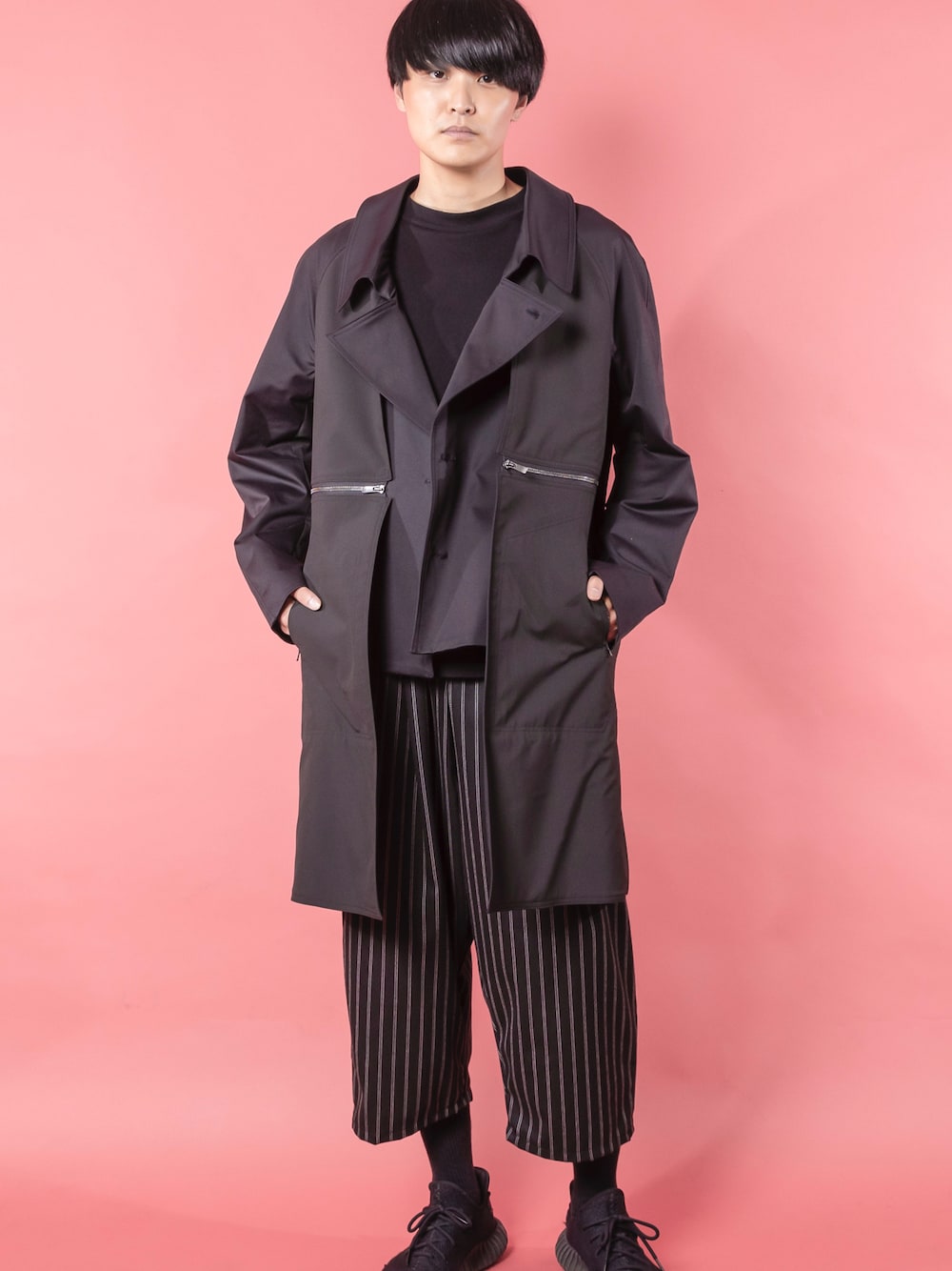 その他のその他アウター、ブラック系のその他パンツを着用したメンズの秋コーディネートの1枚目の写真