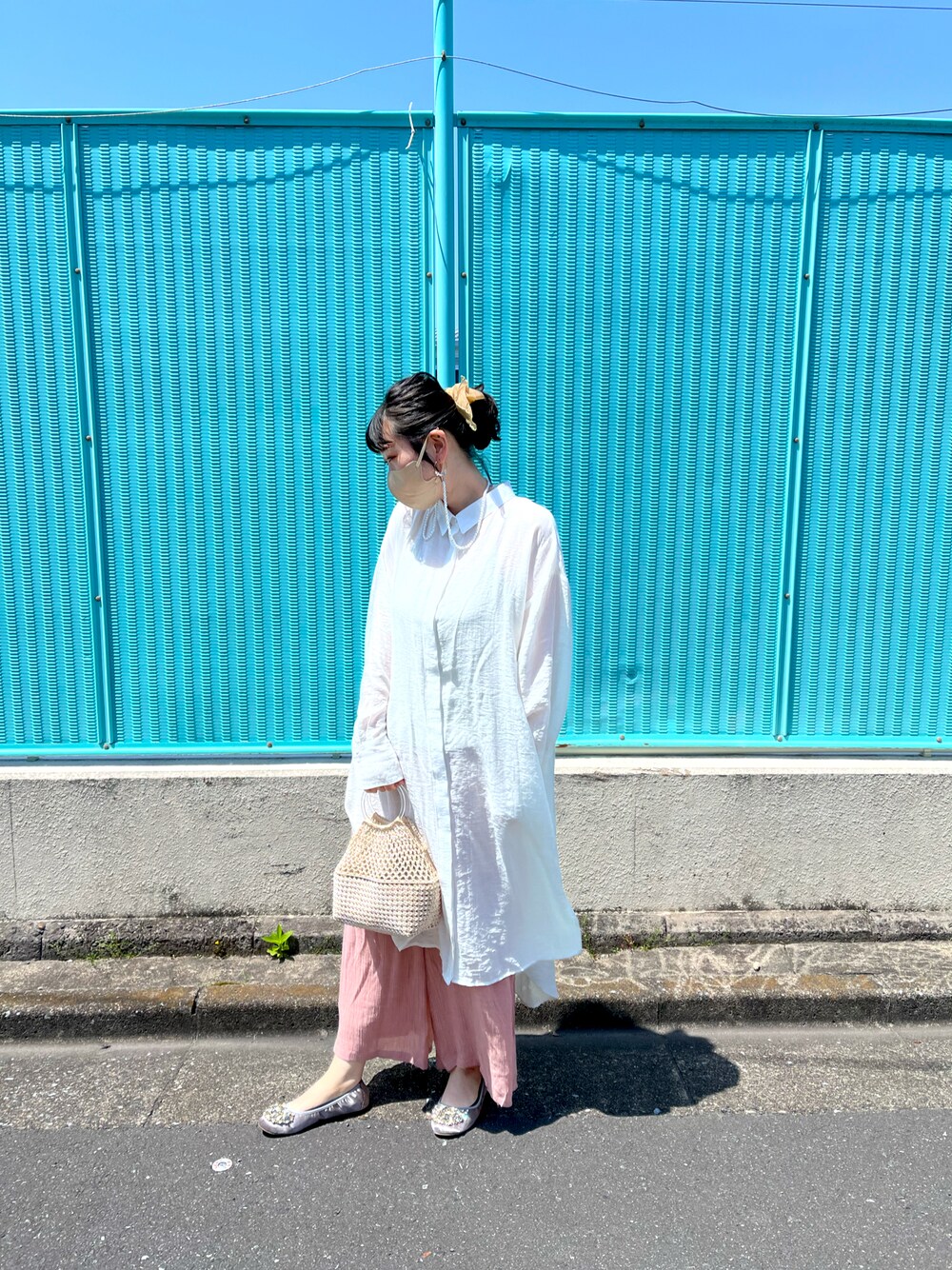 「古着」｜「古着のアイテム（シャツ/ブラウス、ホワイト系）」を使った、natsuさん（レディース・161cm）の春コーディネートの1枚目の写真