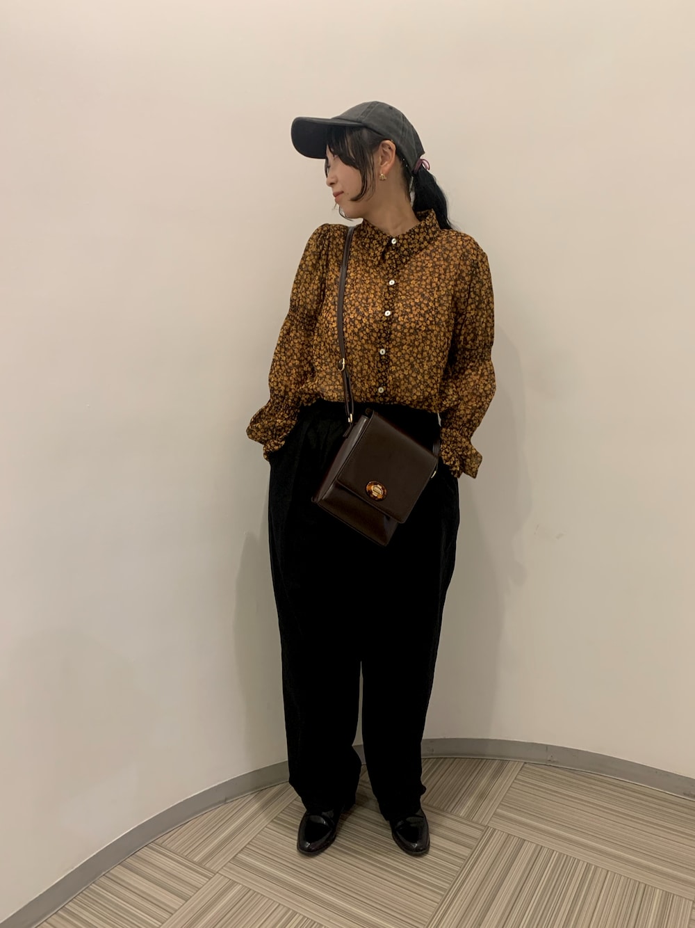 「秋コーデ、ブラウス×パンツ、休日スタイル、キャップ、ウィッグ、デブでもオシャレ、シンプルカジュアル」｜「H&Mのアイテム（シャツ/ブラウス、イエロー系）」を使った、natsuさん（レディース・163cm）の秋コーディネートの1枚目の写真