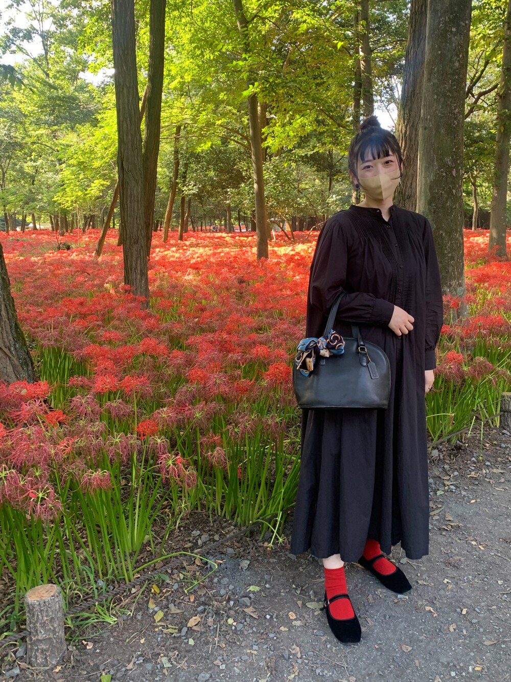 「シンプルコーデ、ブラックコーデ、シャツワンピ、休日スタイル、デブでもオシャレ」｜「niko and...のオリジナルカンフーシューズ【WEB限定カラー・限定サイズ有り】（バレエシューズ、ブラック系）」を使った、natsuさん（レディース・160cm）の秋コーディネートの1枚目の写真