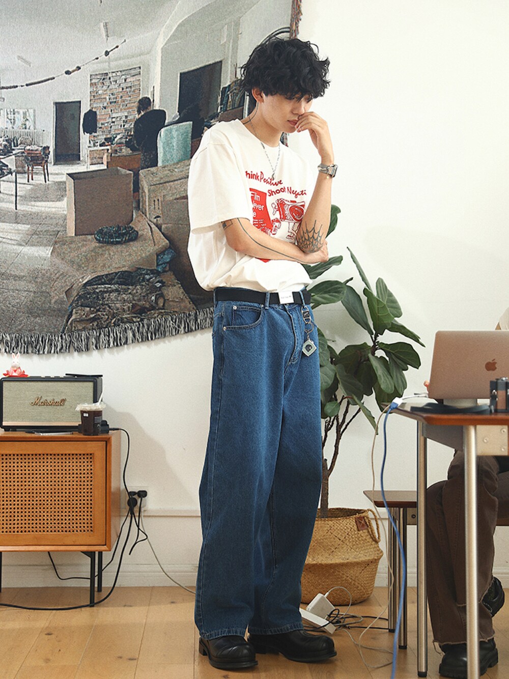 ブルー系のデニムパンツ、ホワイト系のTシャツ/カットソーを着用したメンズの夏コーディネートの1枚目の写真