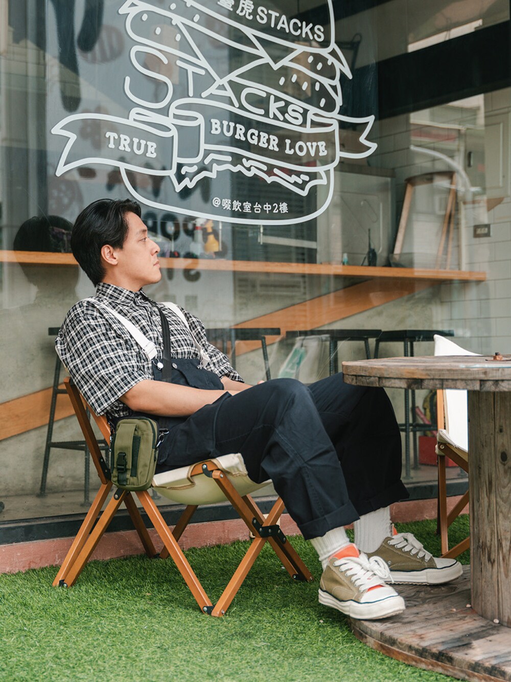 「Need How、vintage、春コーデ、春、夏コーデ、夏、outfit、outdoor、streetstyle、menswear、overall」｜「NEED HOWのアイテム（シャツ/ブラウス、ブラック系）」を使った、鄭騰紘さん（メンズ・172cm）の春コーディネートの1枚目の写真