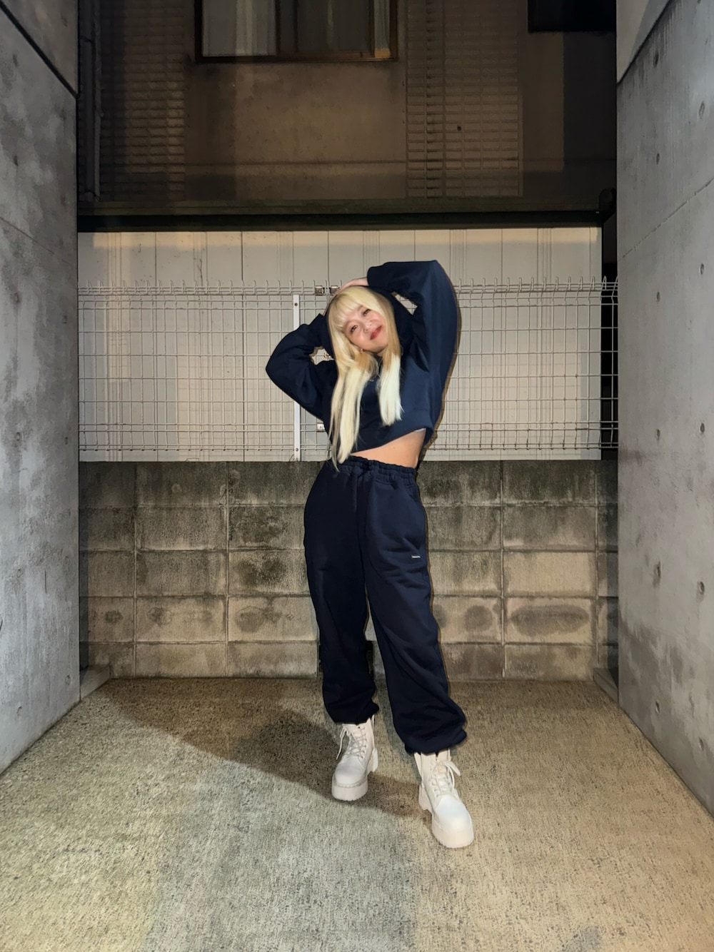「ブーツスタイル、厚底ブーツ、スウェットセットアップ、スウェット、スウェットパンツ、Dr.Martens、8ホール、シンプルコーデ、低身長女子、ハイトーンカラー」｜「thisisneverthatのT-Logo W Hoodie（パーカー、ブルー系）」を使った、Mikuさん（レディース・158cm）の冬コーディネートの1枚目の写真