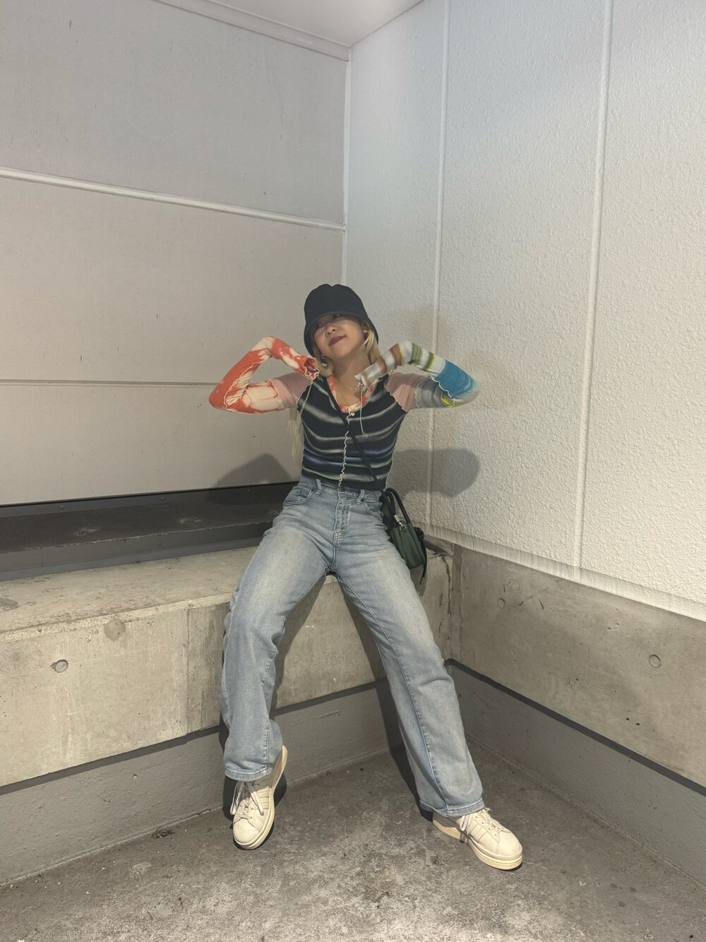 「カラフル、ストリート、streetstyle、street、柄トップス、バケットハット、PRADA、GANNI」｜「PRADAのアイテム（帽子、ブラック系）」を使った、Mikuさん（レディース・158cm）の冬コーディネートの1枚目の写真
