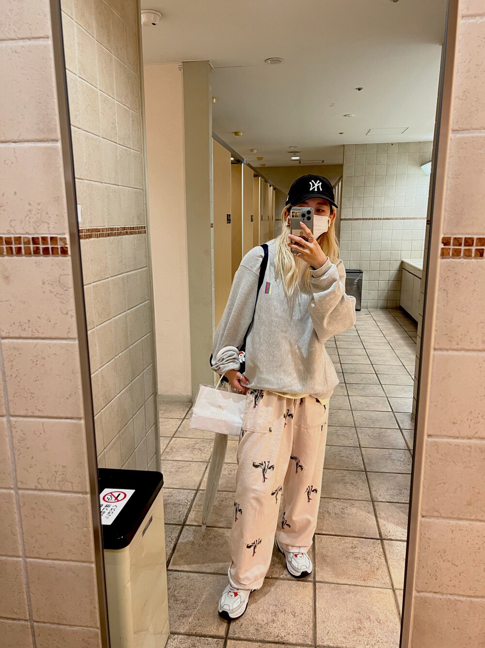 「カジュアル、休日コーデ、phingerin、ピンクパンツ、柄パンツ、ラクチンコーデ、カラーパンツ、スニーカーコーデ、PRADA、オーバーサイズ、ラフ、淡色コーデ、diaspora skateboards、ストリート」｜「PHINGERINのアイテム（パンツ、ホワイト系）」を使った、Mikuさん（レディース・158cm）の春コーディネートの1枚目の写真