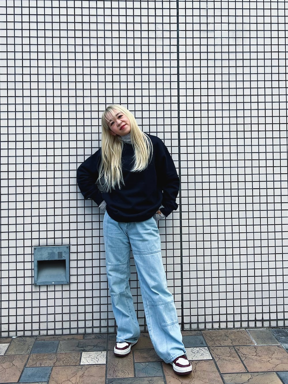 「タートルネック、ボータートップス、ストリートファッション、ストリート、デニムパンツ、だぼだぼ、シンプルコーデ、ROKKAN、stussy、パッチワークデニム、Jordan、JordanBrand、スニーカー女子、沖縄、ハイトーンカラー」｜「STUSSYのWebster Pant（デニムパンツ、ブルー系）」を使った、Mikuさん（レディース・158cm）の冬コーディネートの1枚目の写真